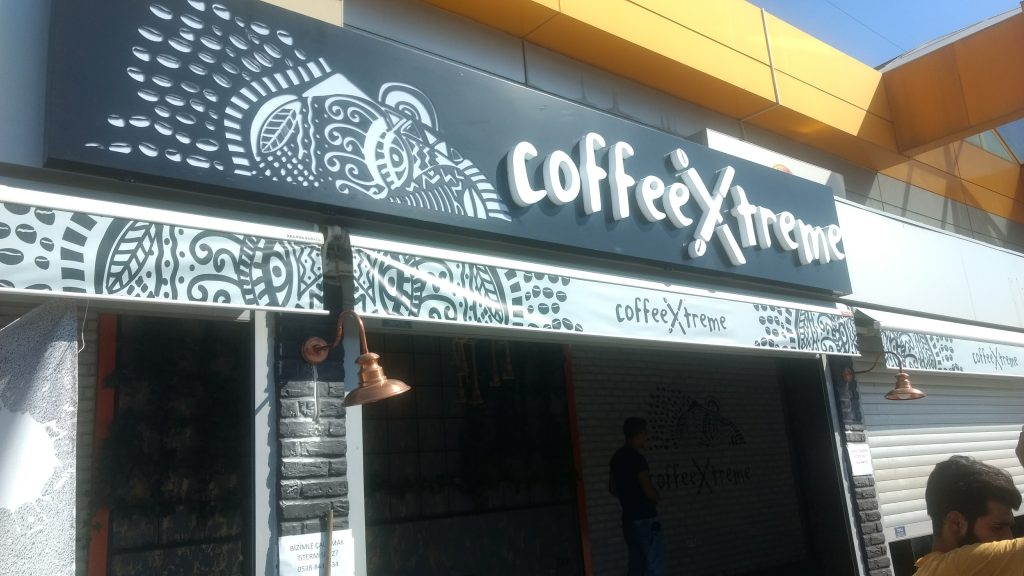 İzmir imalat ve montajını gerçekleştirdiğimiz, coffeexreme kutu harf ve oyma tabela montajımızdan bir kare olarak yansımaktadır.